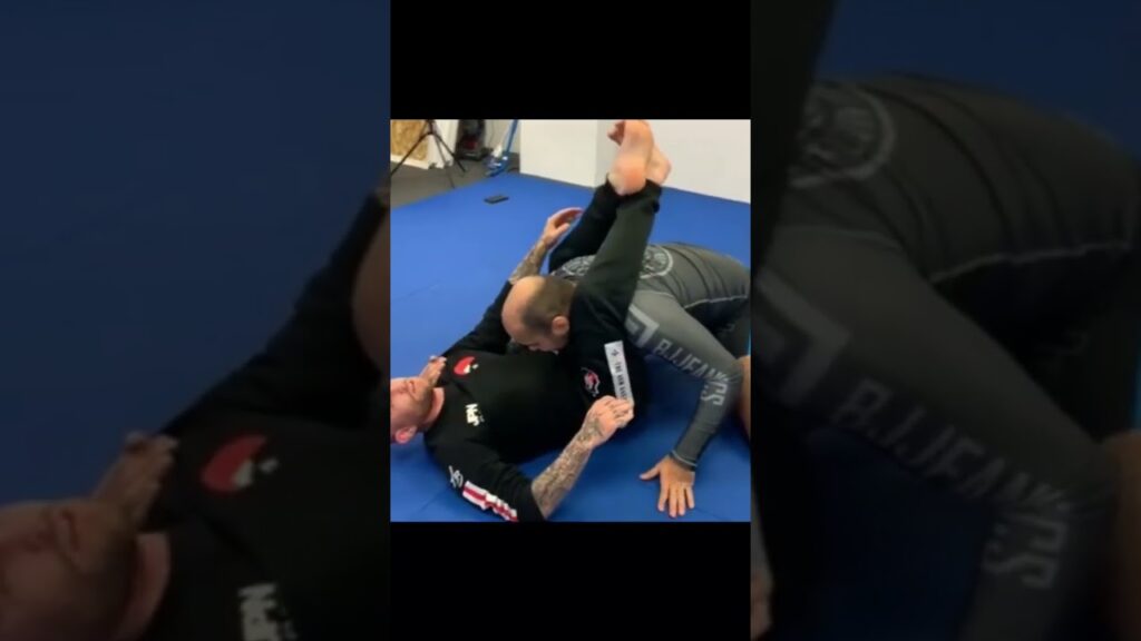 Triangle Choke Starting From The Knees by JEFF GLOVER