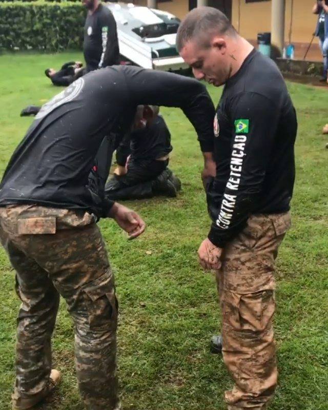 Utilizando o Jiu-Jitsu como simulação de uma luta corporal com o oponente portan