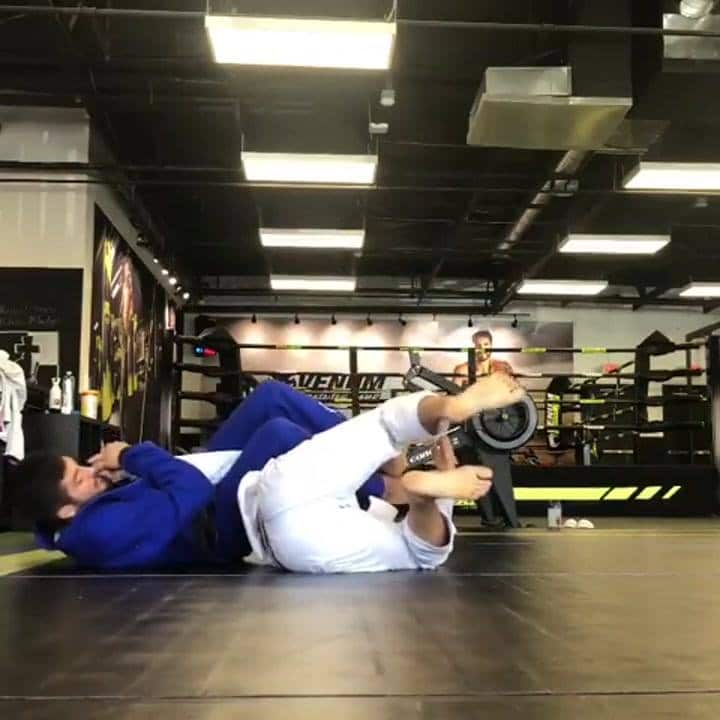 What do you think about this spider and lasso pass to sneaky armbar - Having a b...