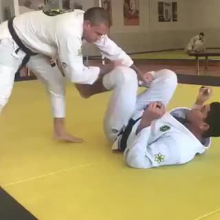 When your opponent passes to knee on belly, you have this kneebar counter!
 @vict...